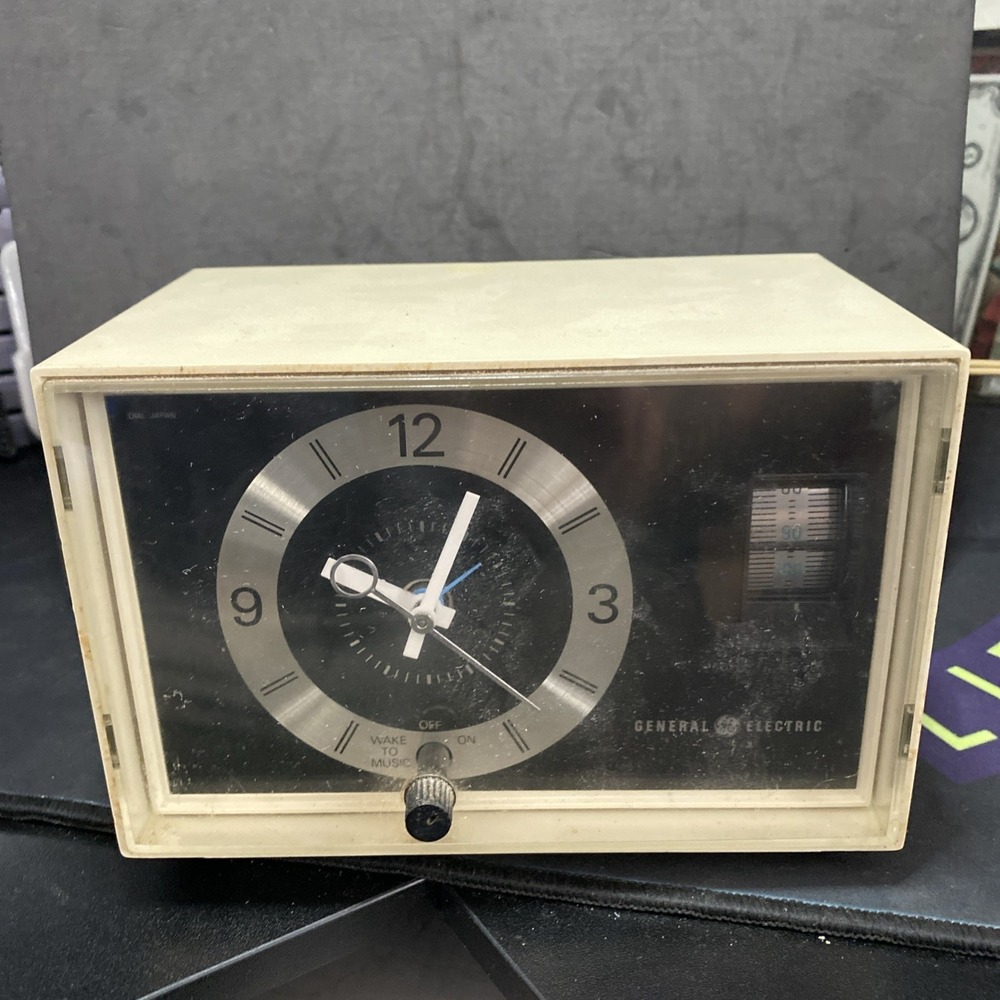General Electric Vintage Clock Radio Retro Works Sounds Great 7" X 5" A1